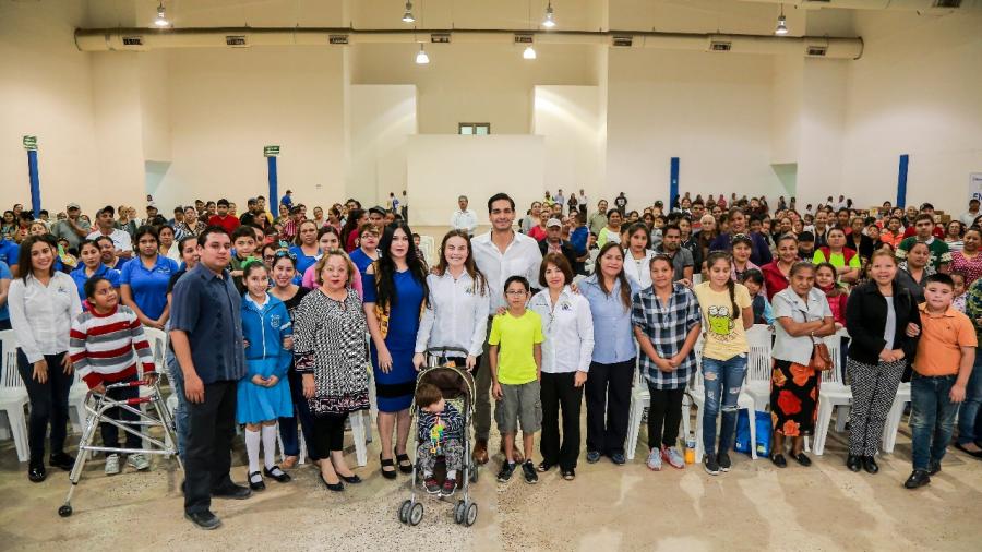 Entrega de lentes beneficia a más de 300 personas