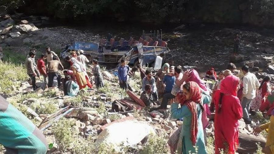 Deja la menos 35 muertos tras accidente de autobús en norte de la India