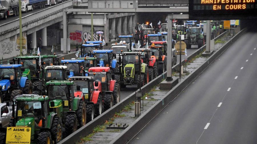 Agricultores bloquean las principales vías en París