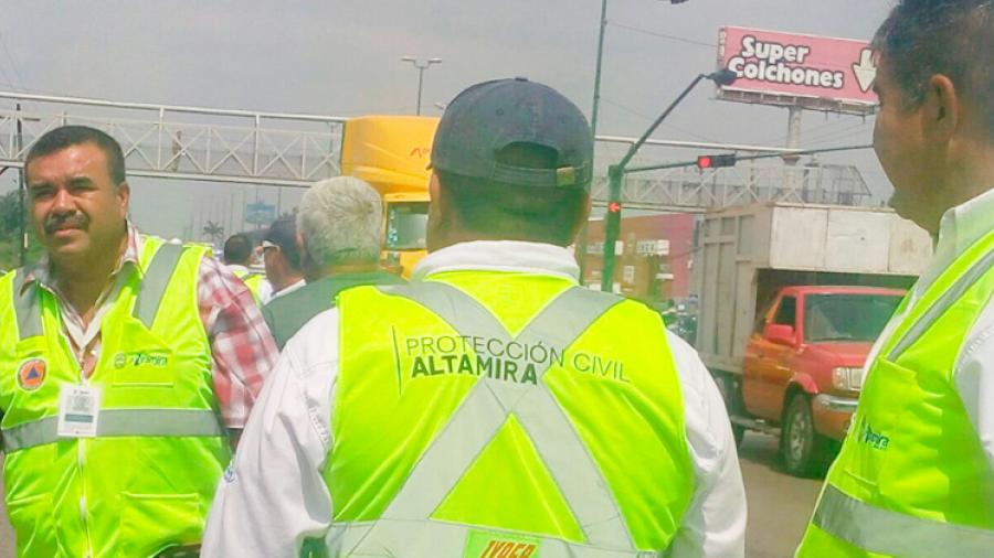 Vecinos alertan a Protección Civil por fuga química