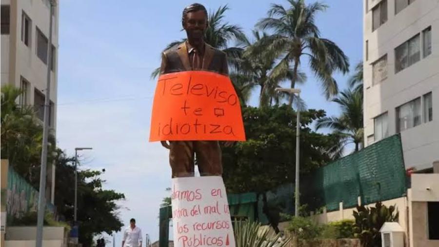 Colectivo en Acapulco exige retirar estatua de Eugenio Derbez