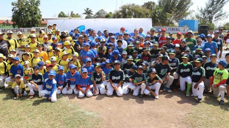 Asiste alcaldesa a Torneo de B&eacute;isbol Infantil