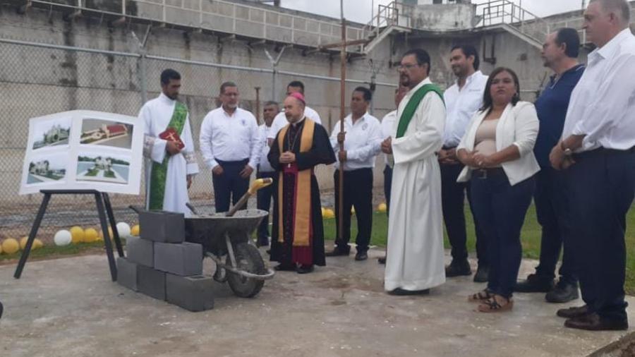 Colocan primera piedra de la Capilla que se construirá al interior del CEDES Reynosa