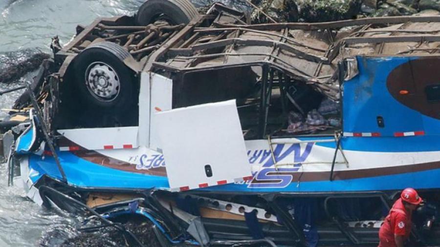 19 muertos y 8 heridos tras choque de autobús en Perú