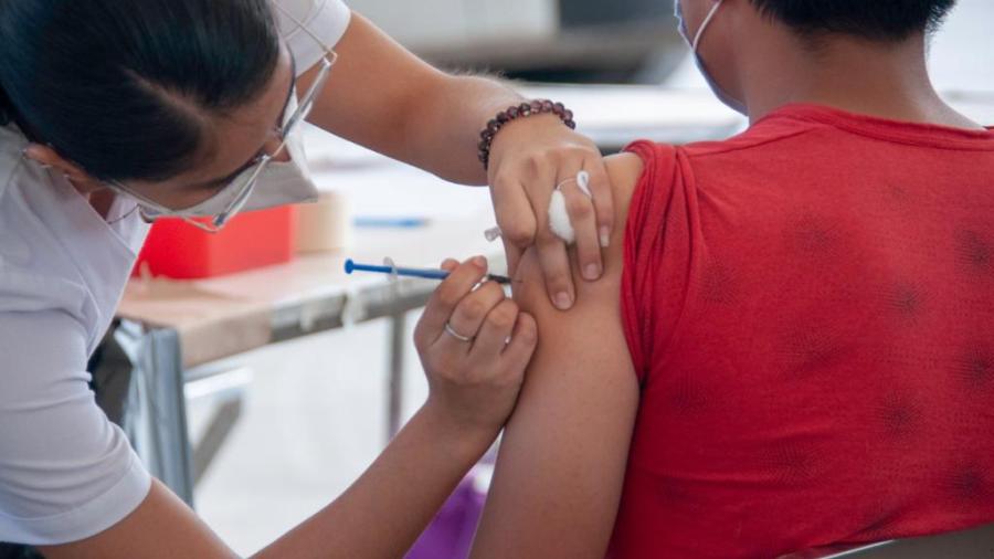 Arranca vacunación a jóvenes de 15 a 17 años en 8 municipios 