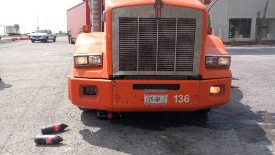 Se queda sin frenos y le roban cajas de Coca-Cola