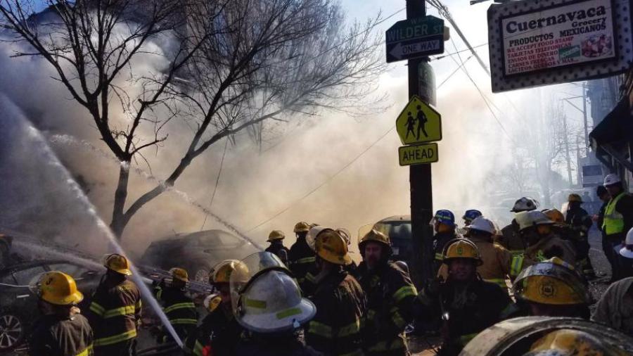 2 personas atrapadas en incendio al sur de Filadelfia