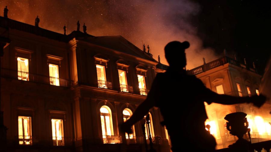Incendio consume en su totalidad el Museo Nacional de Río de Janeiro