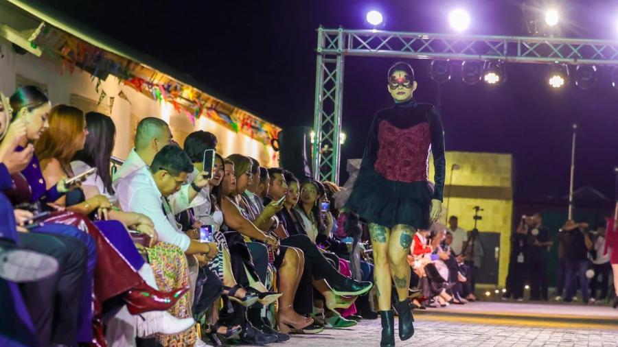 Destacó muestra de alta costura en el Museo del Ferrocarril