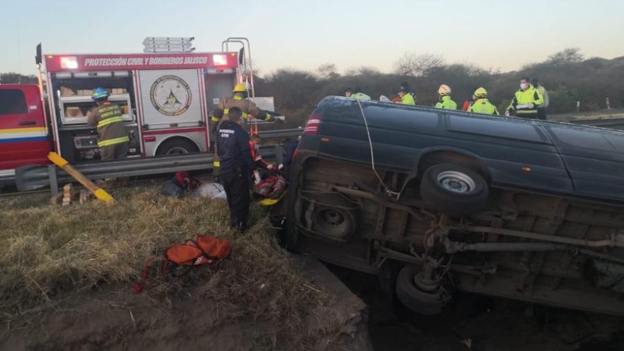 12 turistas muertos tras volcadura de vehículo en Jalisco