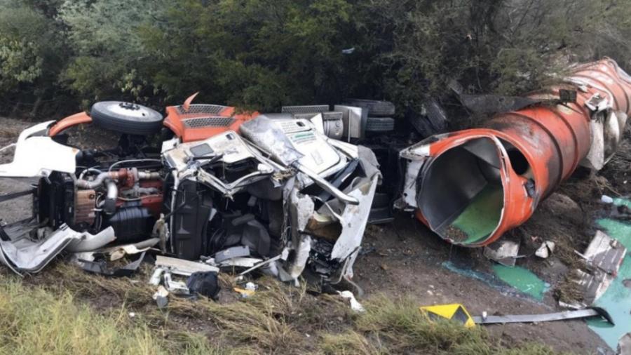 Pipa cargada con diésel se vuelca en carretera de Tamaulipas