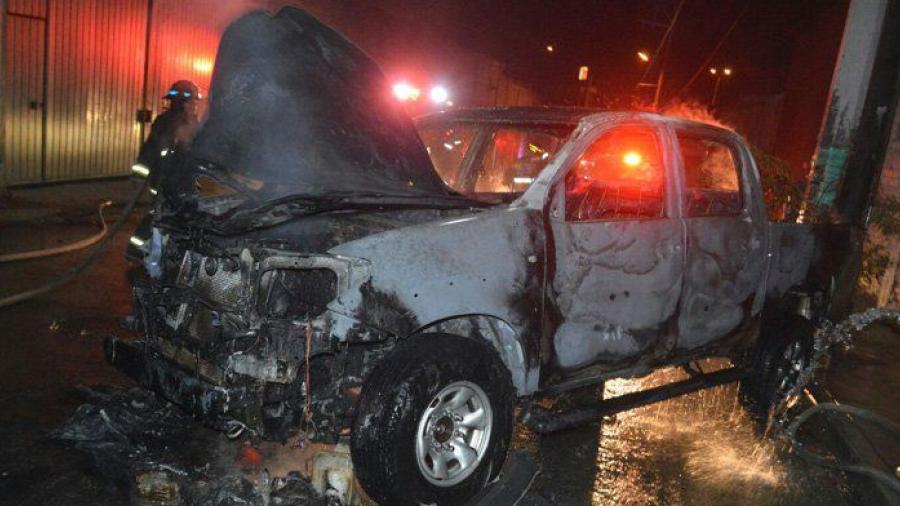 Prenden fuego a camioneta que contenía restos humanos en Acapulco
