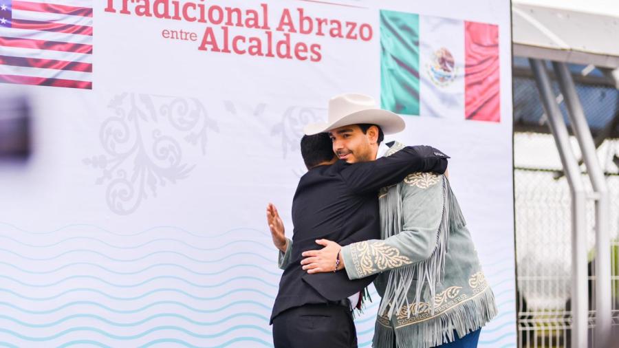 Conmemoran con abrazo fraterno Carlos Peña Ortiz y Sergio Coronado, 49 años de hermanamiento binacional 