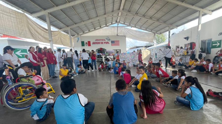 Entre porras y platillos típicos, migrantes celebran su día en Reynosa