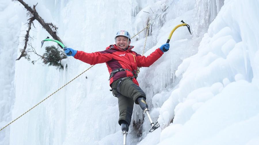 Escala el Everest con prótesis en sus piernas