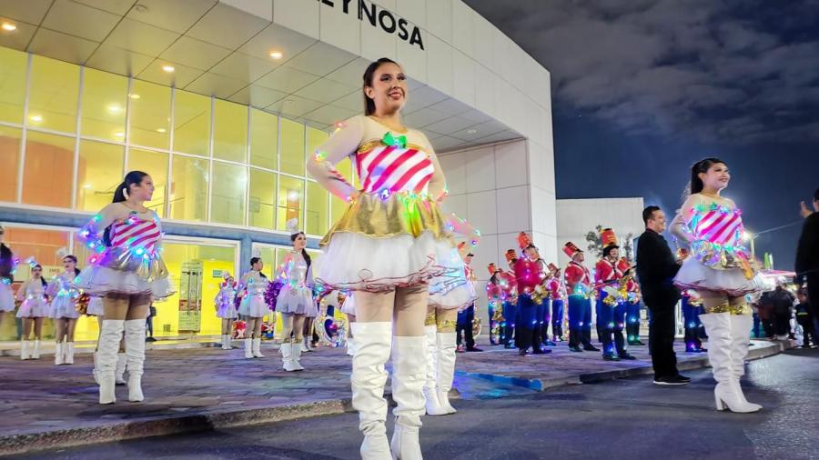 Brilla la Broncos Marching Band en Desfile Navideño 2024