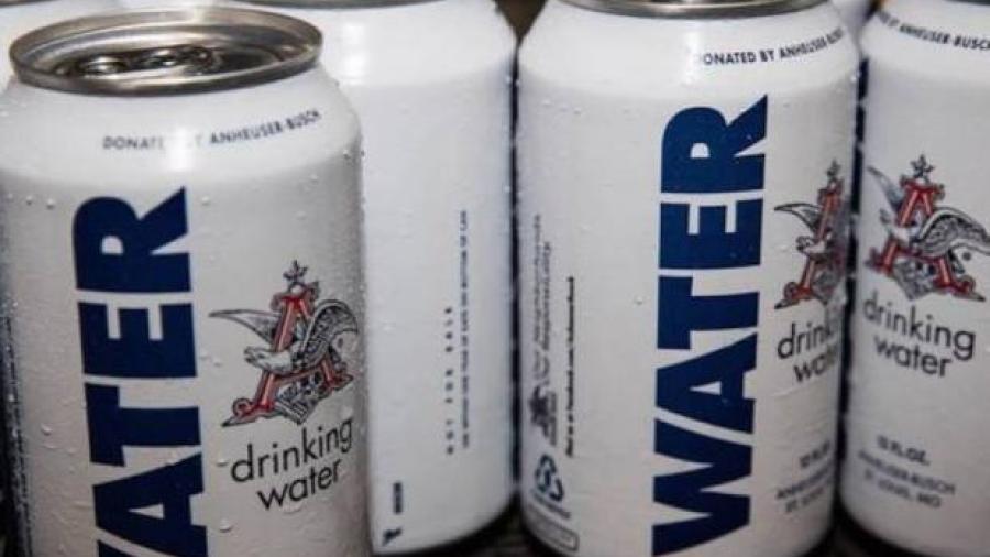 Compañía cervecera cambia producción de cerveza por agua 