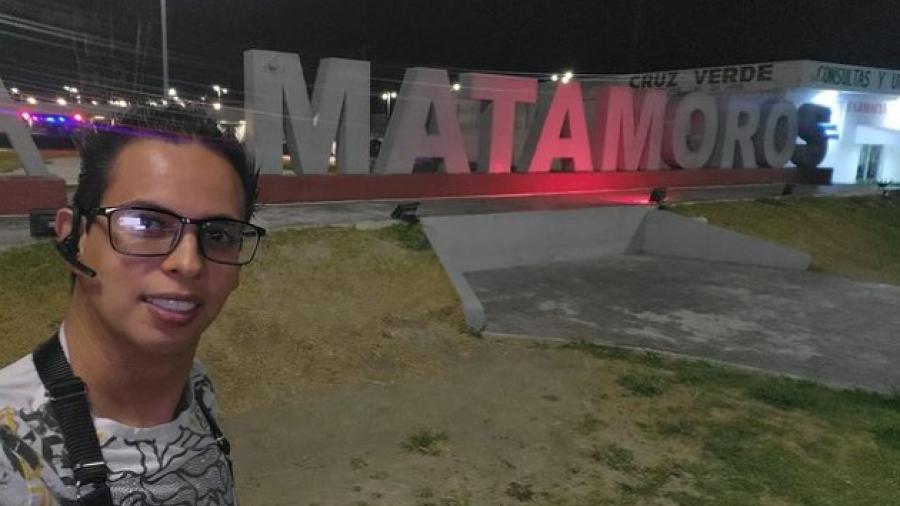 Alex Marín graba video "porno" en letras turísticas de Matamoros