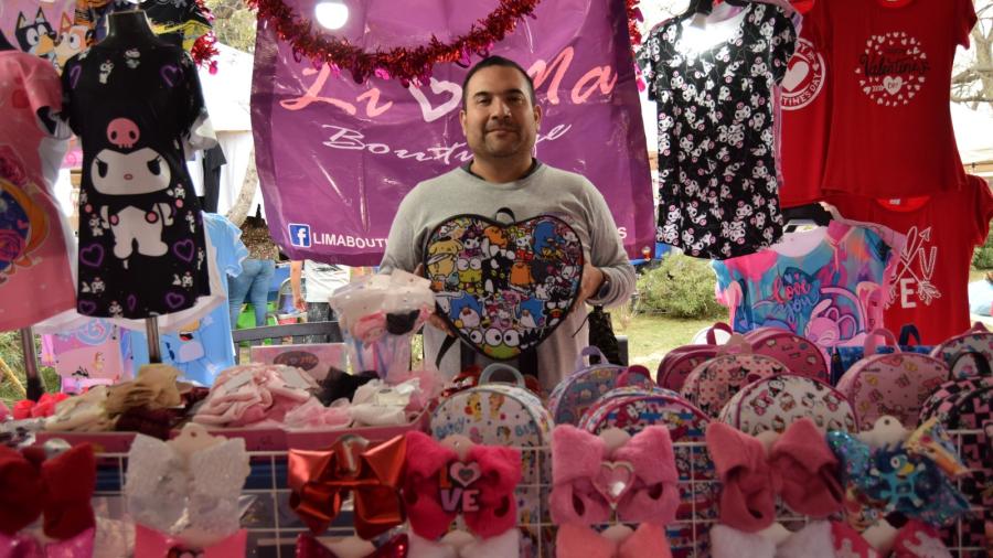 Disfrutan bazar de San Valentín