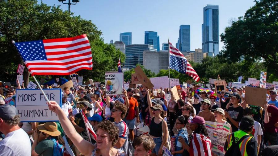 Protesta “No Kings” movilizan a miles en Texas