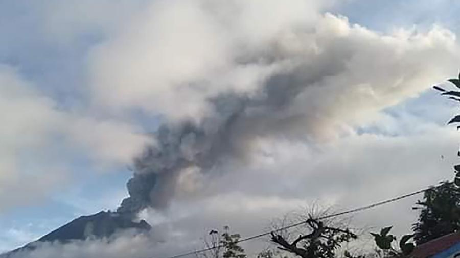 Registra Monte Sinabung en Indonesia nueva erupción sin dejar víctimas