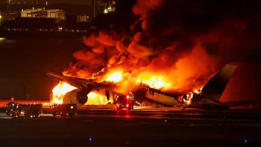 Cinco muertos tras el choque de dos aviones en Tokio
