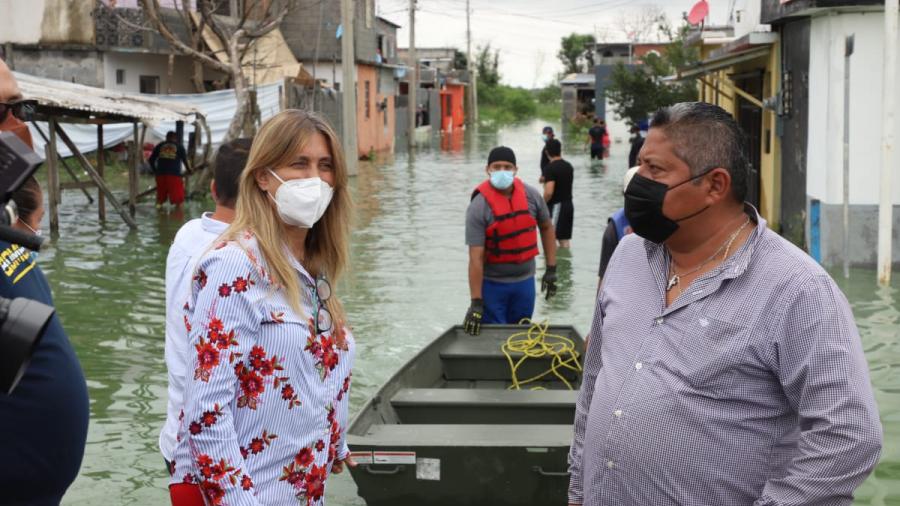 Recorre Maki Ortiz colonias afectadas por lluvias para auxiliar a las familias 