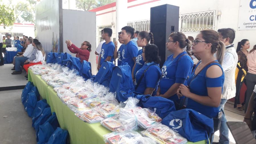 Entrega Reto Útil 1500 kits de artículos escolares 