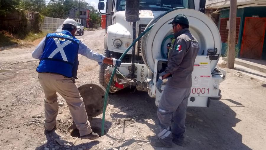 Labora COMAPA en mantenimiento de pozos de visita