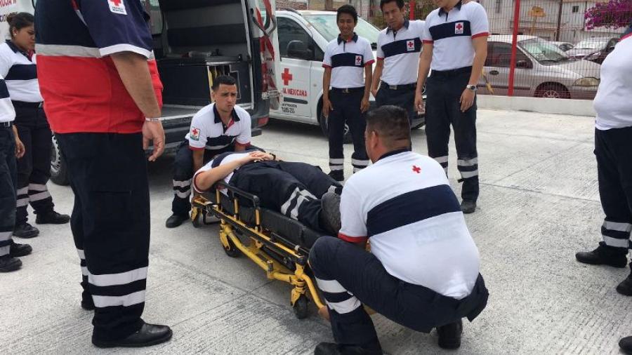 Paramédico de la Cruz Roja es atacado y bañado con cloro 