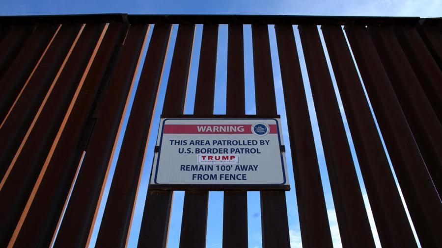 Se reúne secretario de seguridad de EU con gobernador de Arizona por muro fronterizo