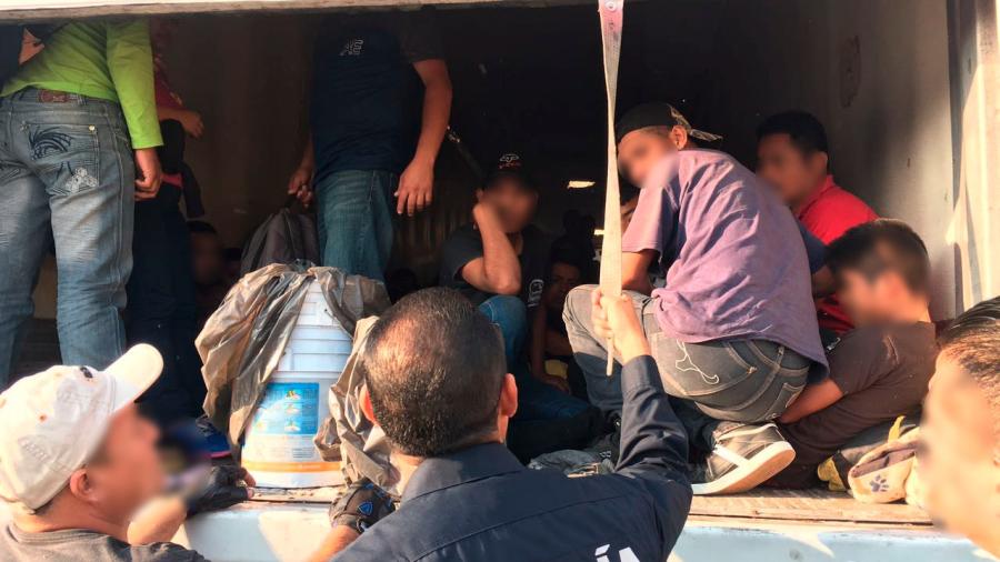 Rescatan a 137 migrantes que viajaban en caja de tráiler