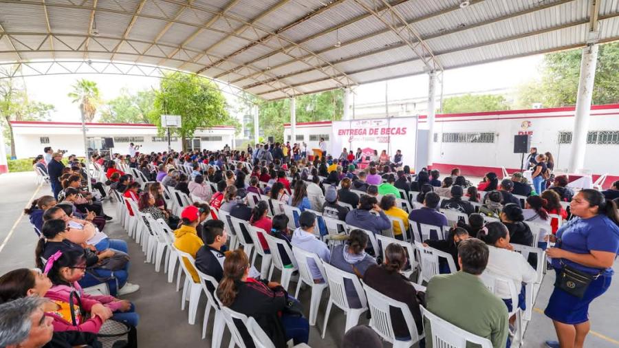 Entregó Carlos Peña Ortiz apoyos para personas vulnerables en el DIF-Reynosa 