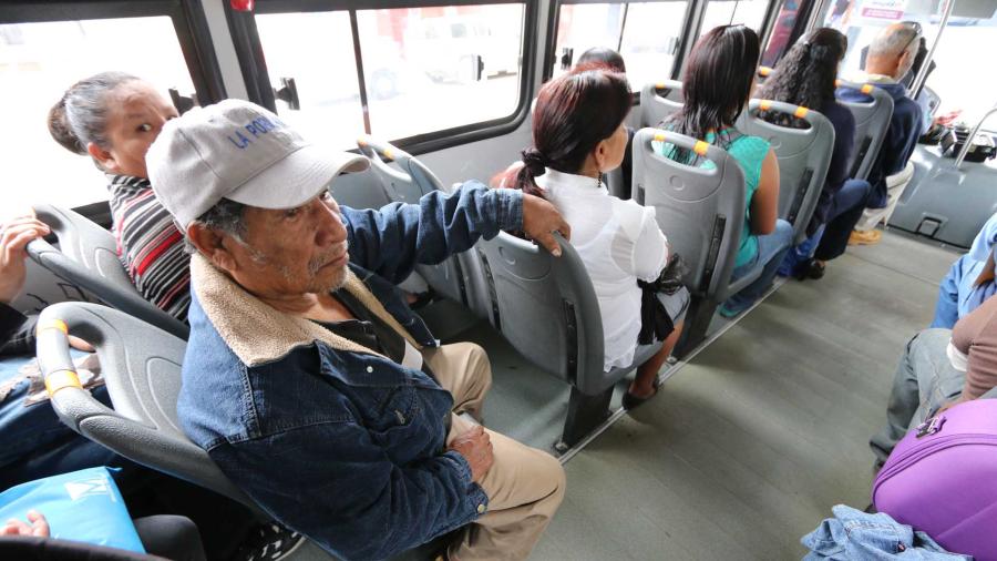 Exigen adultos mayores respetar descuentos en transporte