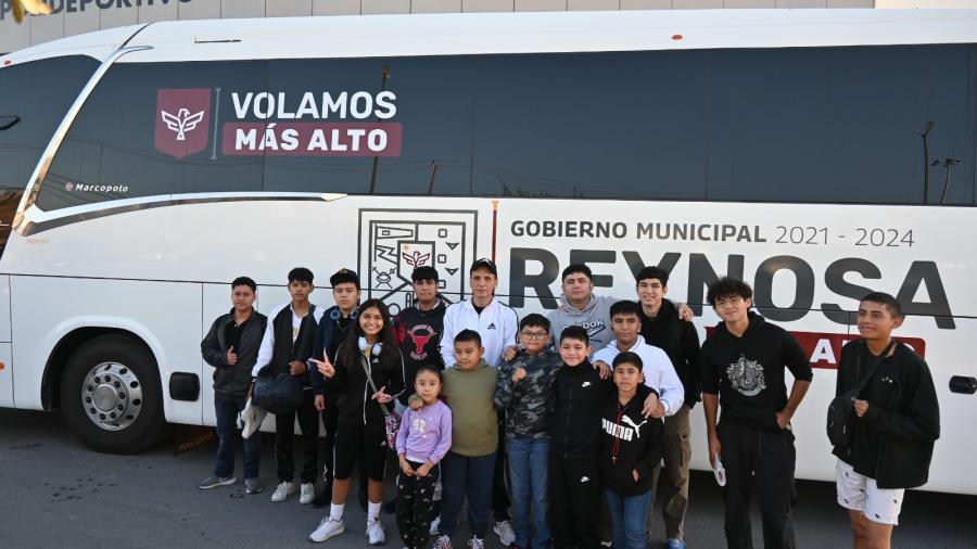 Apoya Carlos Peña Ortiz a equipo de Karate para torneo Estatal 