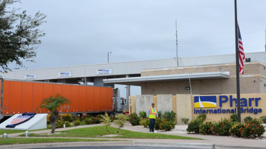 Grupo de migrantes intentan ingresar a EUA por el Puente Pharr 