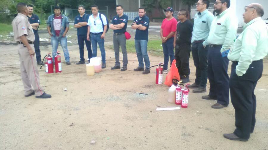 Capacitan a trabajadores de comercios en contra incendio