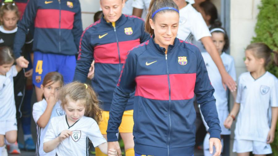 Niña del Real Madrid llora desconsoladamente por acompañar a jugadora del Barcelona
