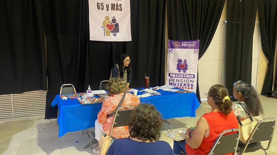 Brigada médica atiende a adultos mayores