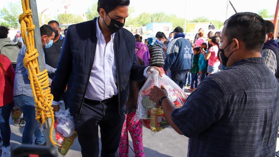 Lleva Presidente Municipal Carlos Peña Ortiz, mensaje navideño a las familias de la colonia Constitución