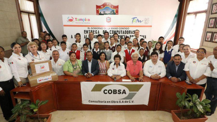 Entrega computadoras a alumnos destacados de Tampico