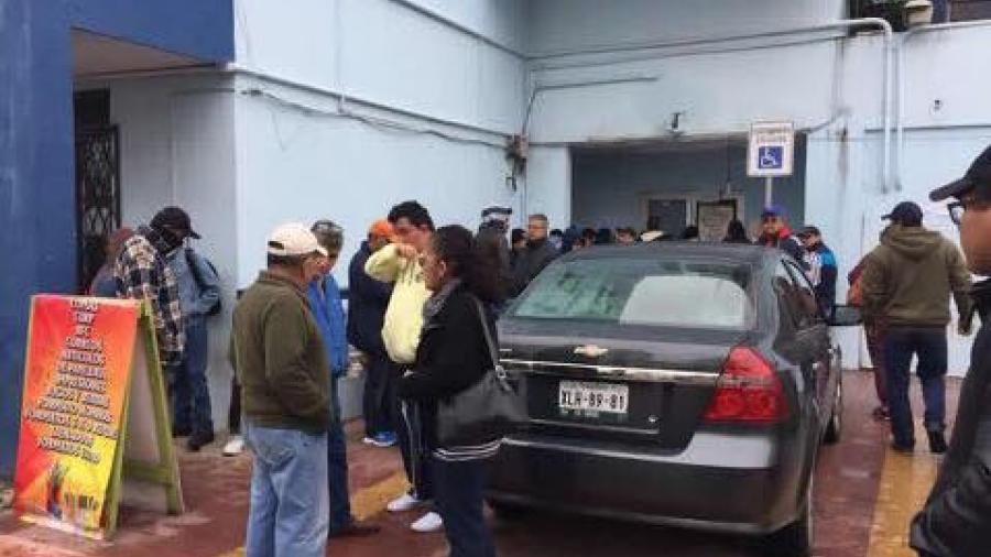 Se levantan temprano para adquirir licencia de manejo y no hay sistema 