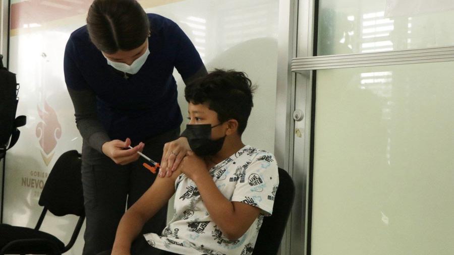 Acuden decenas de ciudadanos a vacunarse contra el COVID-19 en la Colonia Palmares 