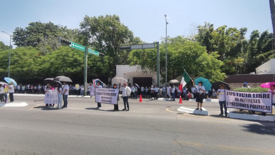 Se manifiestan trabajadores del Poder Judicial frente a Casa de Gobierno