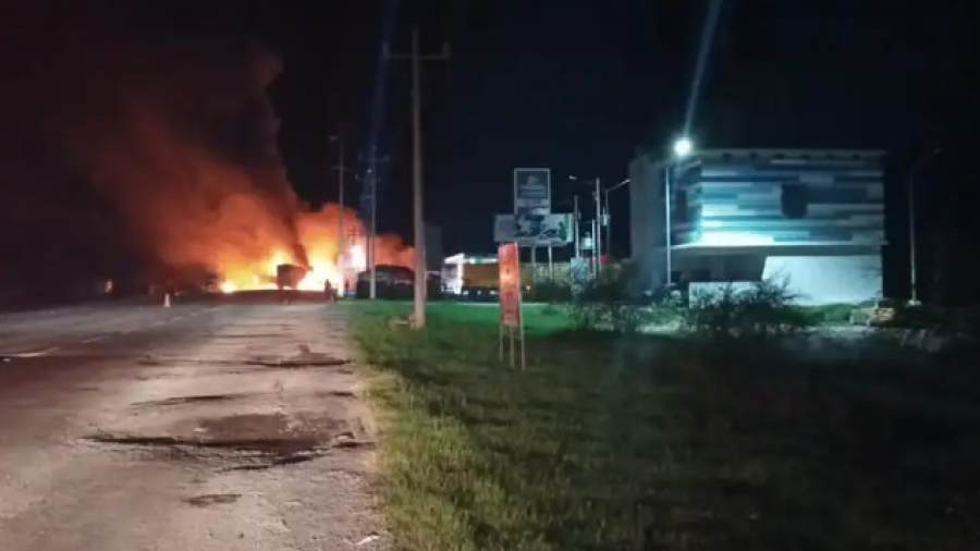 Accidente en carretera de Tamaulipas, deja seis tractocamiones incendiados y una persona fallecida 