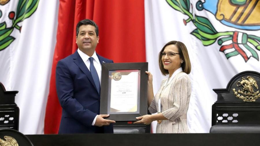 Galardona Congreso a Diana Guardiola por sus aportaciones a la educación de la niñez mexicana
