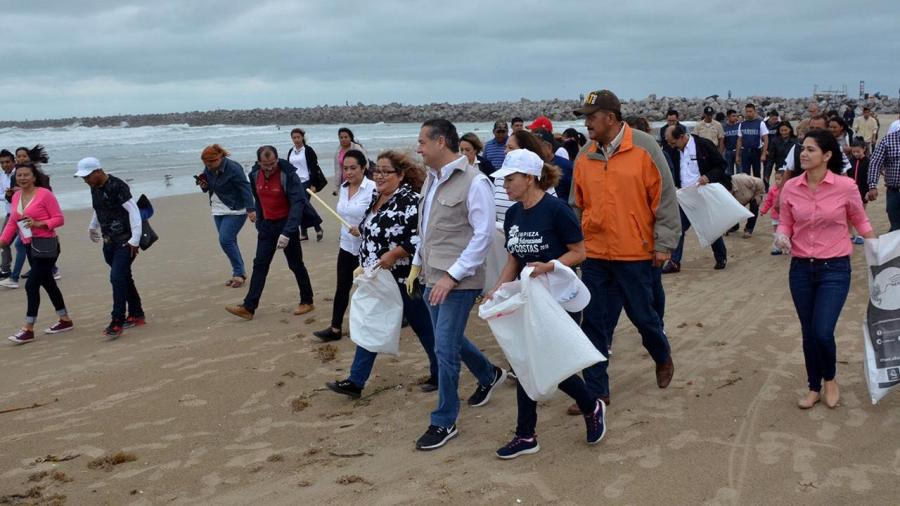 Coordinan esfuerzos Andrián Oseguera y ONG para limpiar playa Miramar 