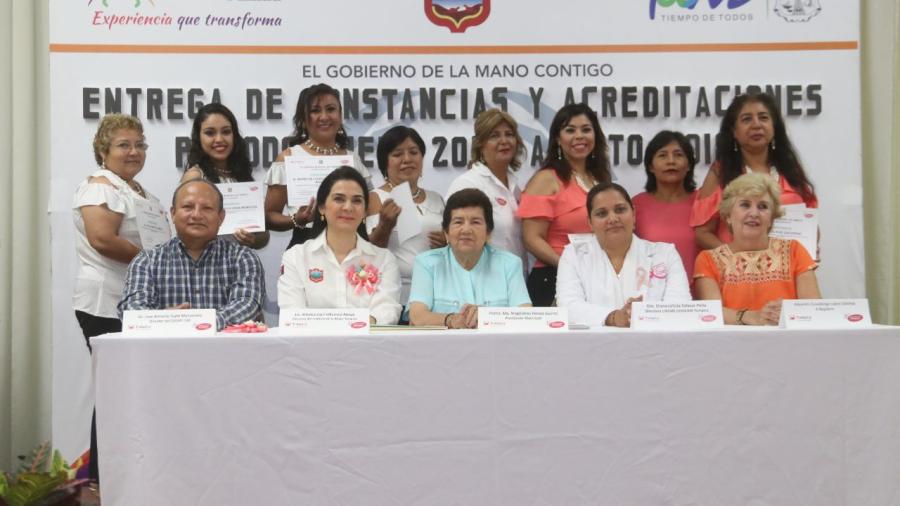 Entrega Magdalena Peraza acreditaciones a alumnas del Instituto de la Mujer