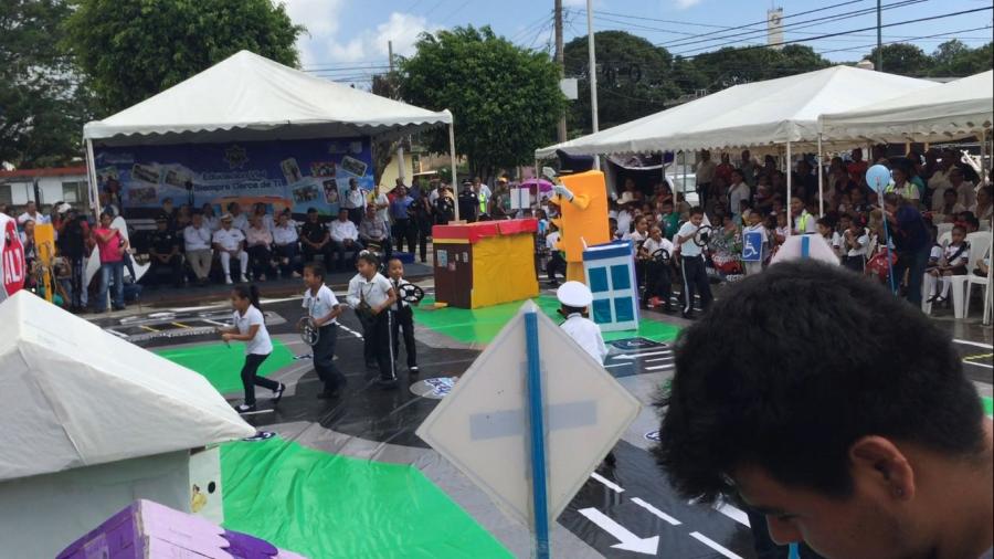 Niños de educación básica, demuestran lo aprendido en el tema de vialidad.