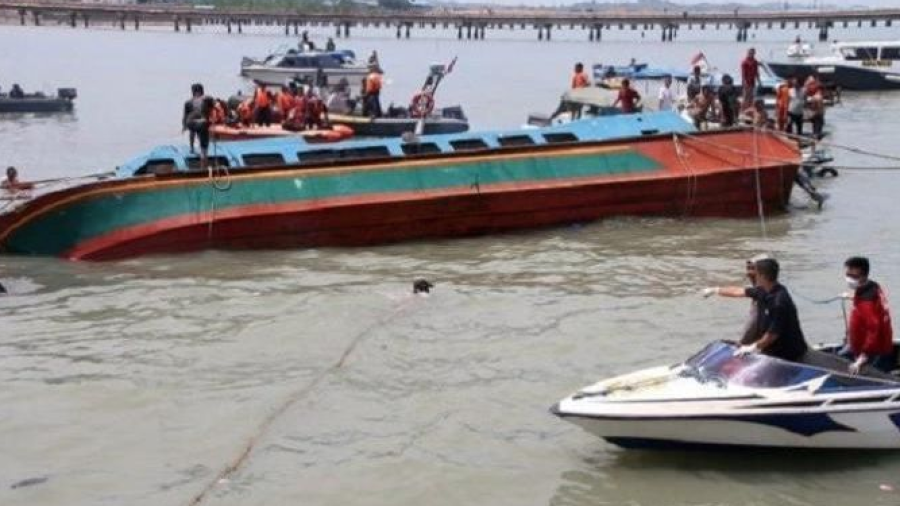 6 muertos tras naufragio de barco turístico en Senegal